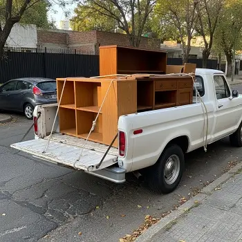 Camioneta de flete cargada con muebles de oficina