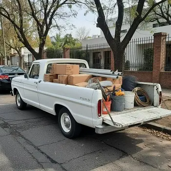 Camioneta cargada con artículos de construcción y pintura.