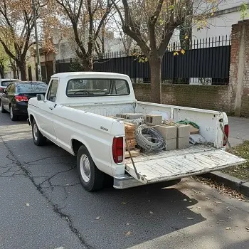 Camioneta cargada con artículos de construcción